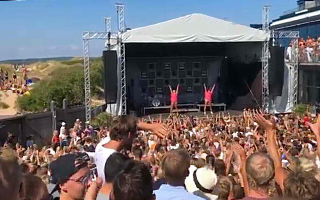 2njoy på scen framför en stor publik – oslagbar feststämning med livemusik för afterski och afterbeach. Publiken sjunger och dansar med till partyhits